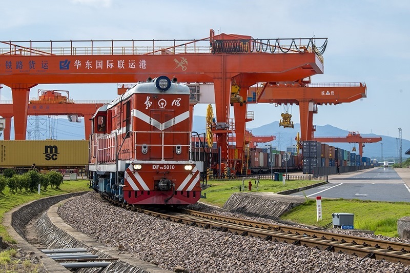 △2023年7月25日，在浙江省金華市華東國際聯(lián)運港，一輛“義新歐”中歐班列裝載著110個標箱日用百貨、家用電器、家裝材料等貨物，啟程駛向哈薩克斯坦。