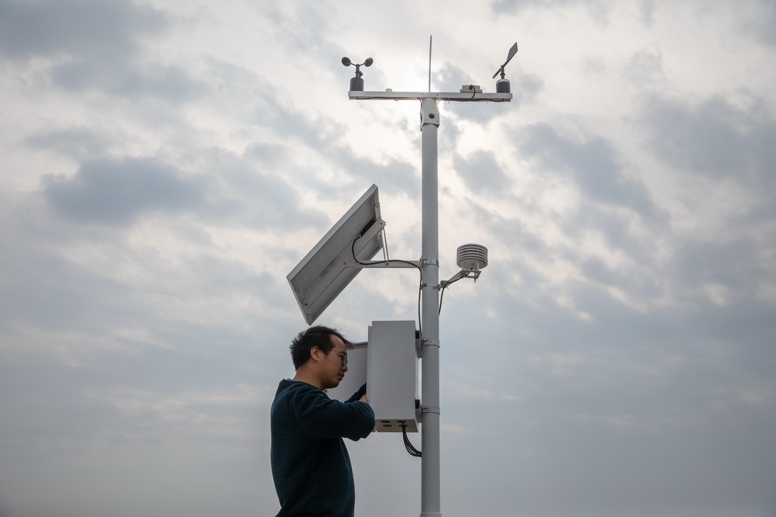 在北大荒集團(tuán)閆家崗農(nóng)場有限公司農(nóng)業(yè)現(xiàn)代化示范區(qū)，工作人員在調(diào)試氣象設(shè)備（4月27日攝）。新華社記者 張濤 攝