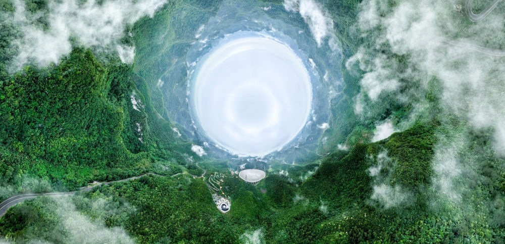 6月22日拍攝的“中國天眼”全景（維護(hù)保養(yǎng)期間拍攝，無人機(jī)全景拼接照片）。新華社記者 歐東衢 攝