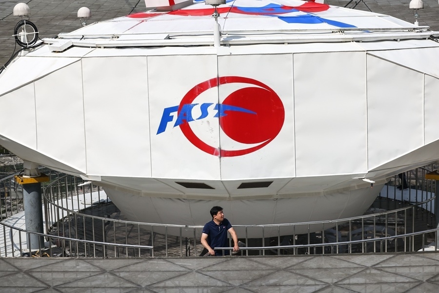 2022年8月25日，F(xiàn)AST運行和發(fā)展中心常務(wù)副主任、總工程師姜鵬在饋源艙前（維護(hù)保養(yǎng)期間拍攝）。新華社記者 歐東衢 攝