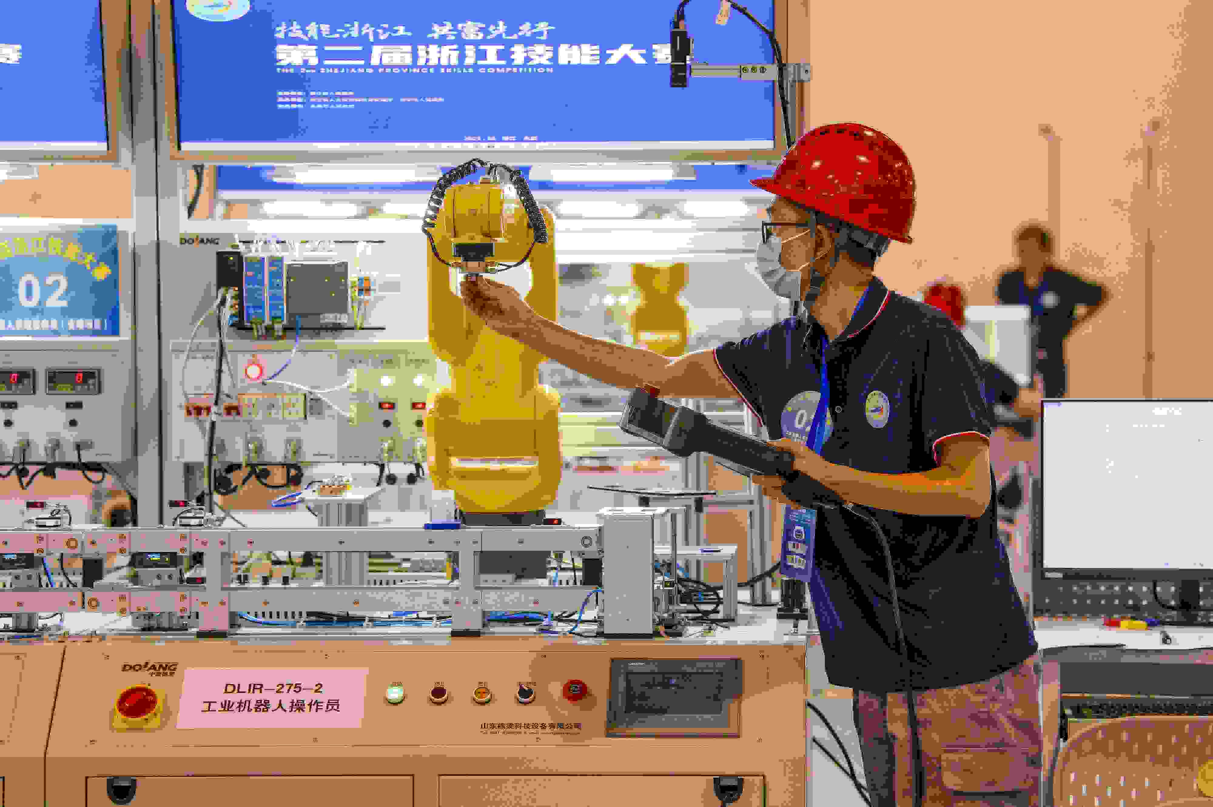 2023年6月19日，第二屆浙江技能大賽在永康市國際會展中心舉行。參賽選手在進(jìn)行工業(yè)機(jī)器人系統(tǒng)操作員項目比賽。