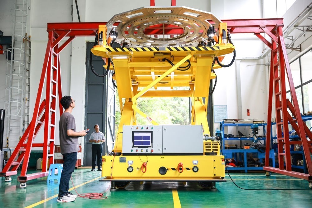 7月26日，工作人員在調(diào)試饋源接收機(jī)拆裝機(jī)器人。新華社記者 歐東衢 攝