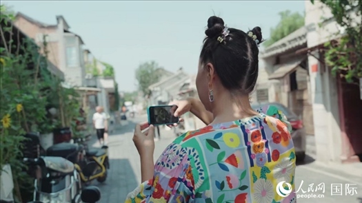 柳芭在胡同里采風。人民網(wǎng) 張若涵攝