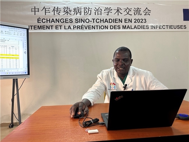 圖為中乍友誼醫(yī)院兒科護(hù)士長(zhǎng)穆罕默德·阿米勒·阿里授課。中國(guó)援乍得醫(yī)療隊(duì)供圖