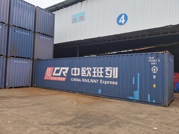 即將以“中老鐵路+中歐班列”模式過境運(yùn)輸?shù)募b箱。朱益孝攝