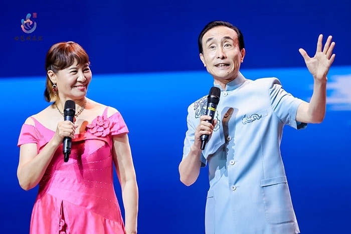 小品表演藝術家鞏漢林、金珠在演出現(xiàn)場。主辦方供圖