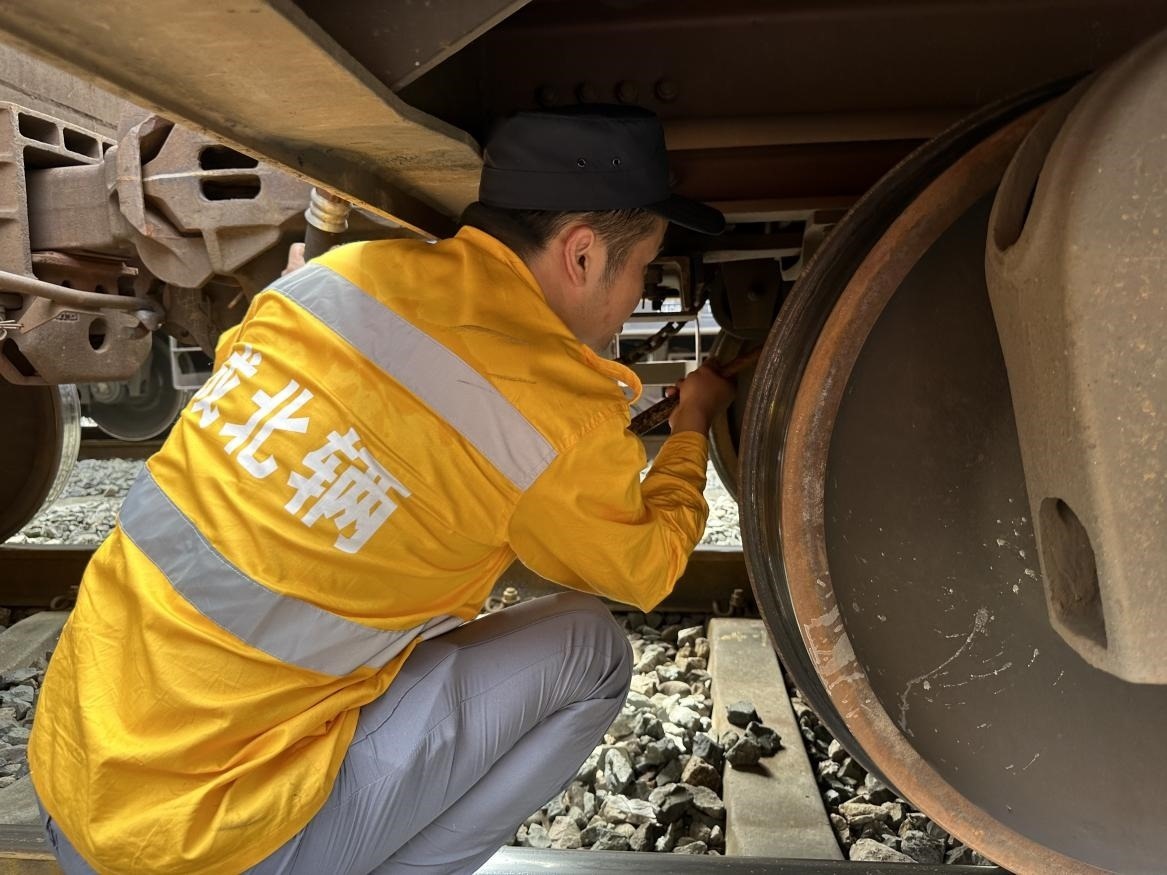 劉偉在進(jìn)行列車檢查工作。人民網(wǎng) 王紹紹攝