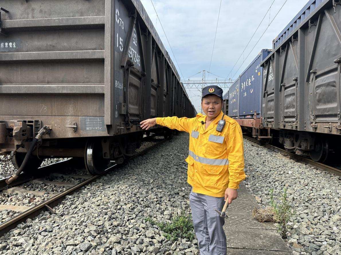 劉偉在向記者介紹檢車注意事項。人民網(wǎng) 王紹紹攝