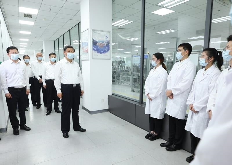 2023年7月6日，習(xí)近平總書記在江蘇南京市考察南瑞集團(tuán)有限公司，同年輕研發(fā)人員親切交流。