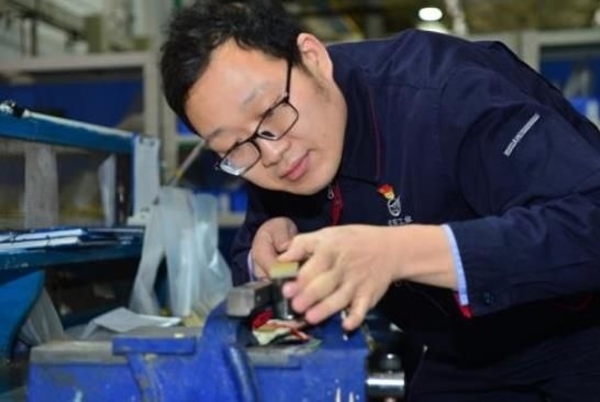 工作中的方文墨。航空工業(yè)沈飛供圖