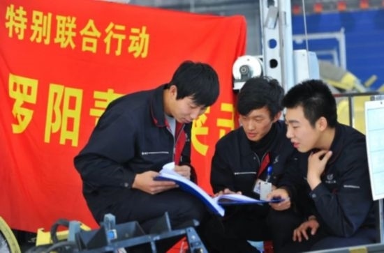 在工作中的“羅陽青年突擊隊(duì)”隊(duì)員。航空工業(yè)沈飛供圖