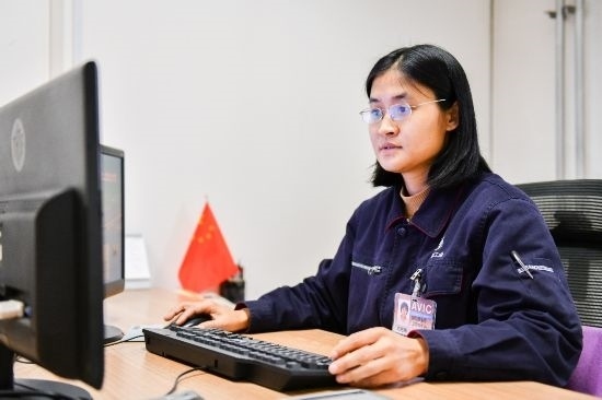 工作中的劉艷梅。航空工業(yè)沈飛供圖