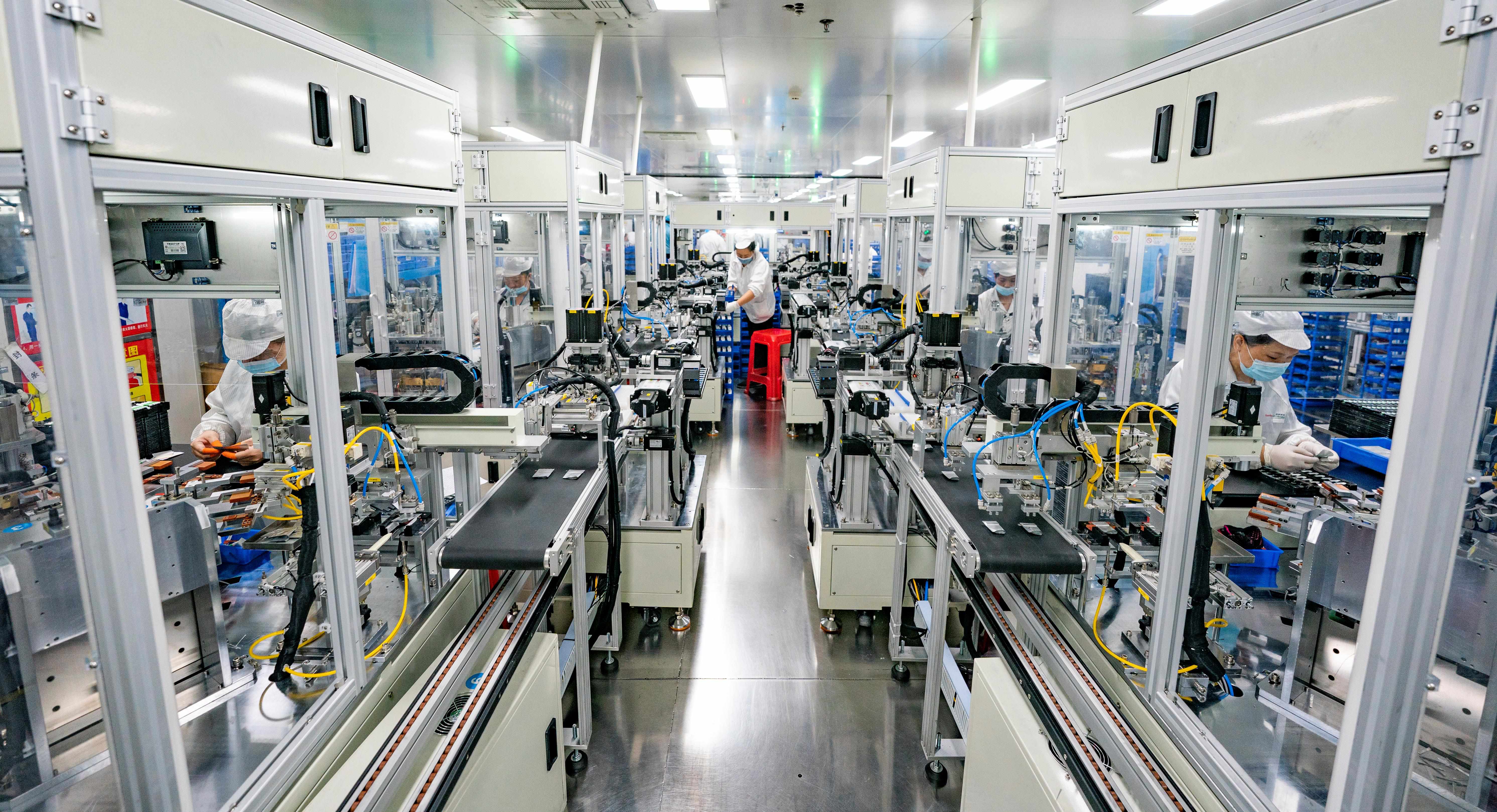 2023年5月17日，江西新余一家電子公司生產(chǎn)車間內(nèi)，技術(shù)工人在鋰電池生產(chǎn)線忙于趕制訂單產(chǎn)品。