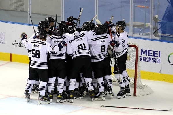 內(nèi)蒙古隊球員慶祝比賽勝利。人民網(wǎng)記者 胡雪蓉攝