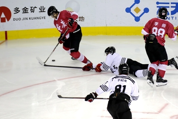 重慶隊球員與內(nèi)蒙古球員拼搶。人民網(wǎng)記者 胡雪蓉攝