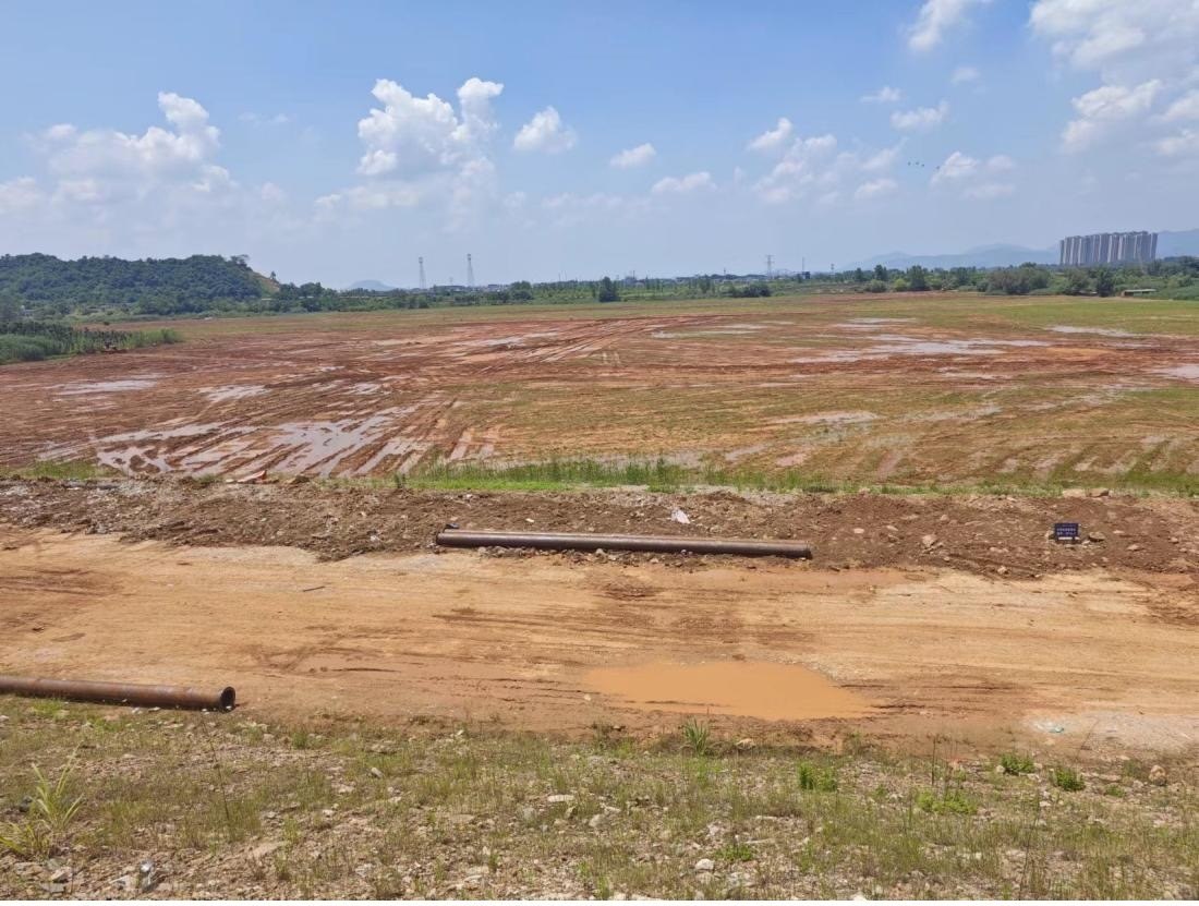 污染控制工程區(qū)域土地已被平整。 人民網(wǎng)記者 黃鈺攝