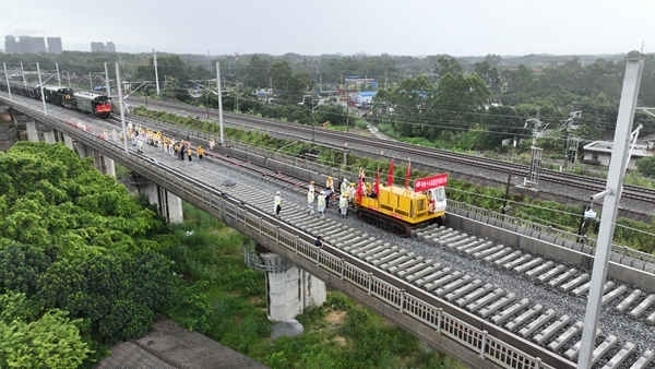 防東鐵路鋪軌現(xiàn)場(chǎng)航拍。