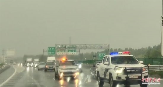 8月2日，京港澳高速，高速交警涿州大隊警車帶道引導(dǎo)救援物資車隊進(jìn)入涿州災(zāi)區(qū)。