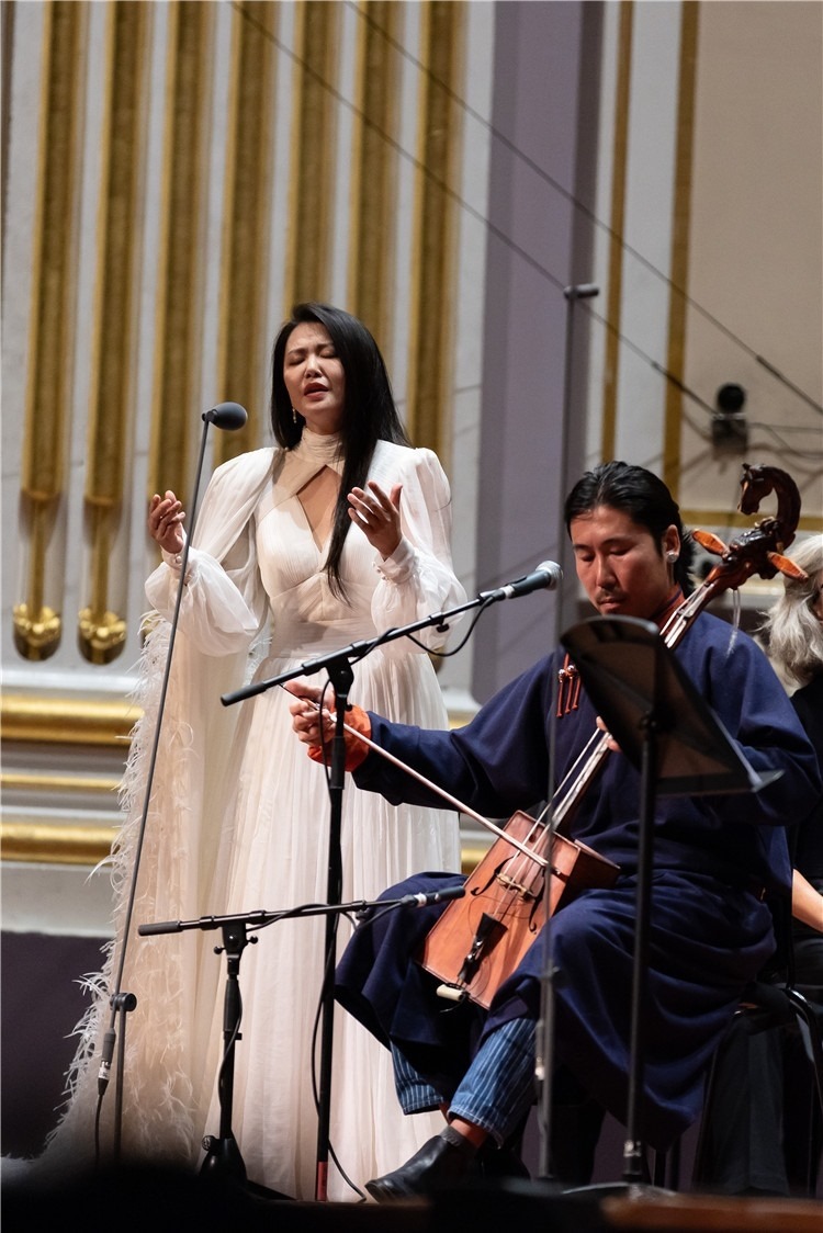 圖片說明： 8月5日，2023愛丁堡國際藝術(shù)節(jié)開幕式音樂會《慈悲頌》的演出現(xiàn)場。藝術(shù)節(jié)組委會供圖