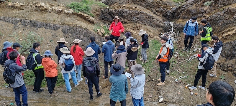 聯(lián)合實習隊在觀察日喀則弧前盆地 中國地質(zhì)大學(北京)供圖