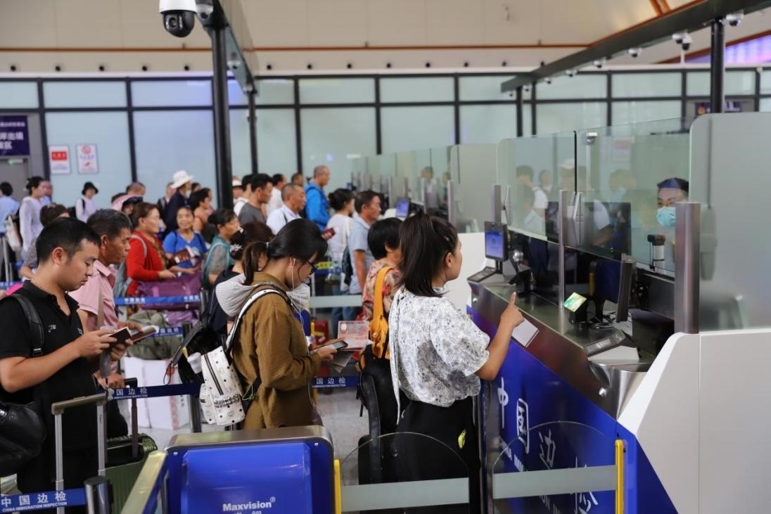 出境旅客在辦理通關(guān)手續(xù)。人民網(wǎng)記者 李發(fā)興攝