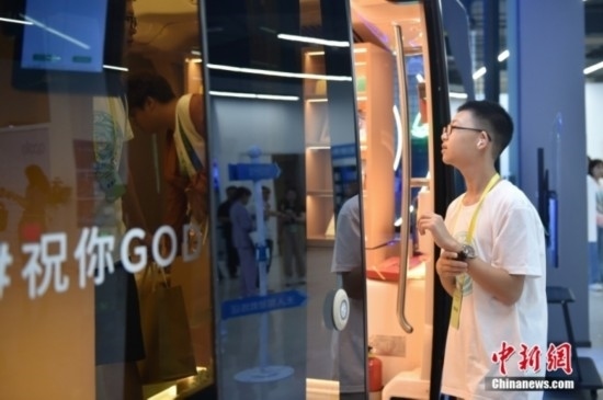 圖為學(xué)員們?cè)谑卒搱@內(nèi)的百度Apollo Park參觀。<a target='_blank' href='/' ><p align=