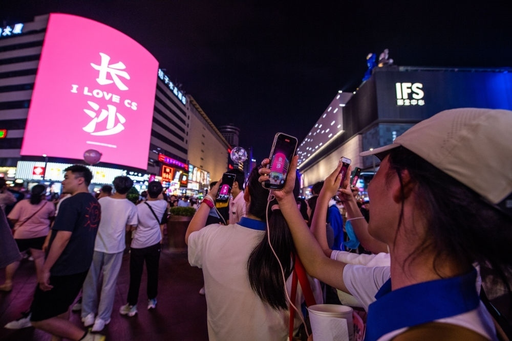  游客在長沙市天心區(qū)黃興路步行街打卡、拍照（6月7日攝）。新華社記者 陳思汗 攝