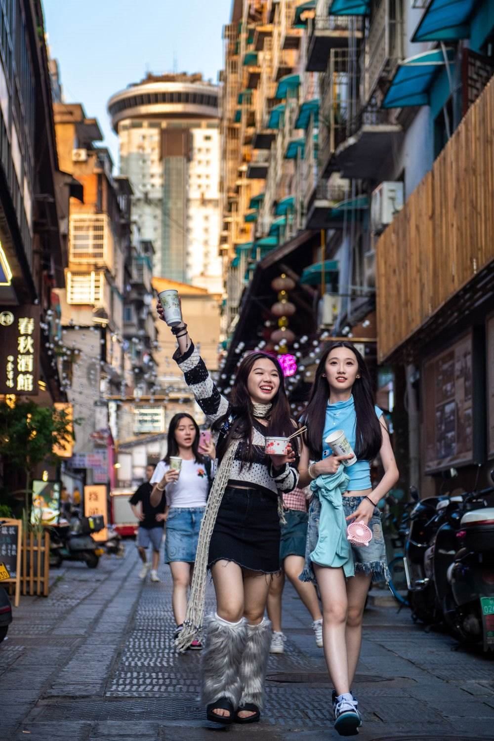 游客在長沙市天心區(qū)太平老街游玩（6月7日攝）。新華社記者 陳思汗 攝