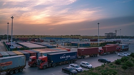 石家莊國際陸港內(nèi)整裝待發(fā)的集裝箱。 石家莊國際陸港供圖