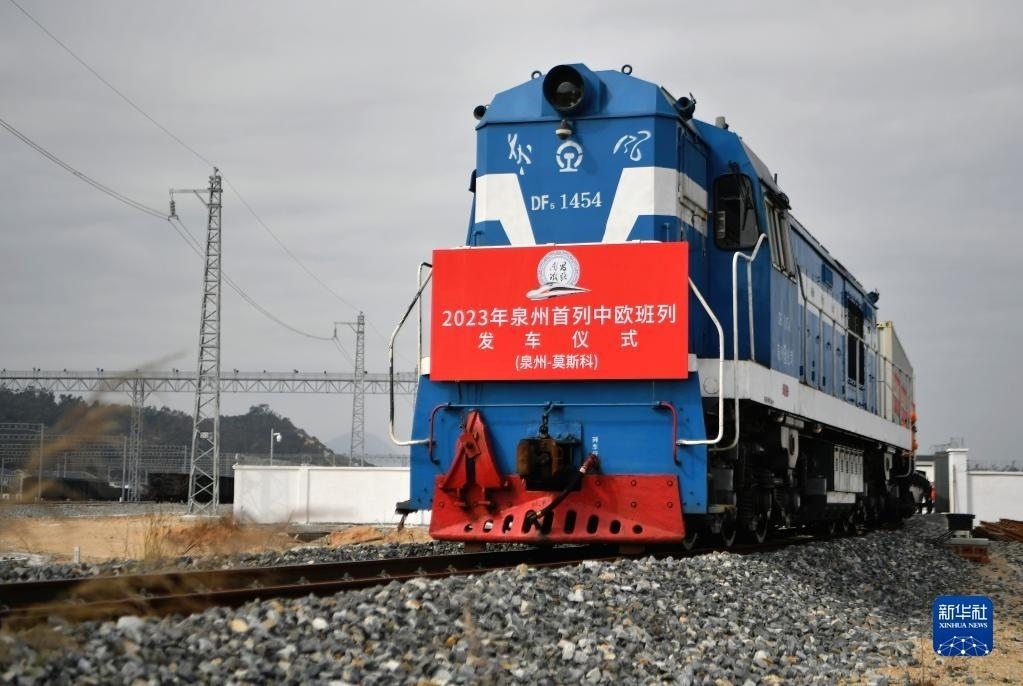 2月3日，中歐班列駛出興泉鐵路黃塘站。當(dāng)日，滿(mǎn)載著55個(gè)集裝箱的中歐班列，從位于福建泉州惠安縣的興泉鐵路黃塘站駛出。這是泉州今年開(kāi)出的首趟中歐班列，也是興泉鐵路開(kāi)通后的首趟泉州中歐班列。據(jù)了解，此次班列裝載產(chǎn)品主要來(lái)自泉州進(jìn)出口企業(yè)，貨重601.4噸，貨值約262.5萬(wàn)美元。新華社記者 魏培全 攝