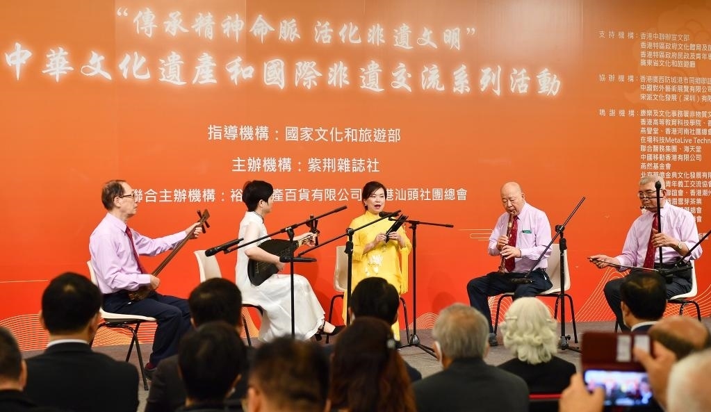 2022年11月23日，演員在“傳承精神命脈 活化非遺文明”中華文化遺產(chǎn)和國(guó)際非遺交流系列活動(dòng)開(kāi)幕式上表演非遺項(xiàng)目南音《滿(mǎn)空飛》。新華社記者 陳鐸 攝