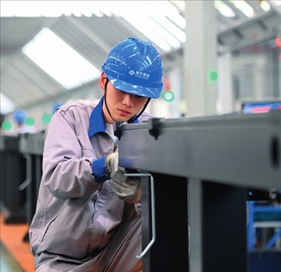 工人在海天國際控股有限公司海天大港生產基地作業(yè)（2023年2月1日攝）。黃宗治攝/本刊