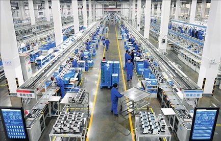 在位于浙江省臺州市的杰克科技股份有限公司，工作人員在裝配車間裝配縫紉機（2023年3月23日攝）。翁忻旸攝/本刊