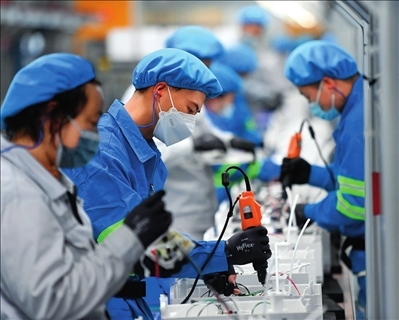 工人在浙江沁園水處理科技有限公司生產車間組裝家用凈水產品（2023年3月22日攝）。黃宗治攝/本刊