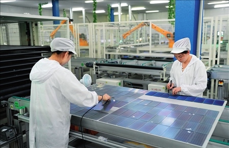 在浙江省臺州市黃巖區(qū)省級專精特新“小巨人”企業(yè)浙江公元新能源科技股份有限公司，工作人員生產太陽能電池組（2023年8月9日攝）。翁忻旸攝/本刊