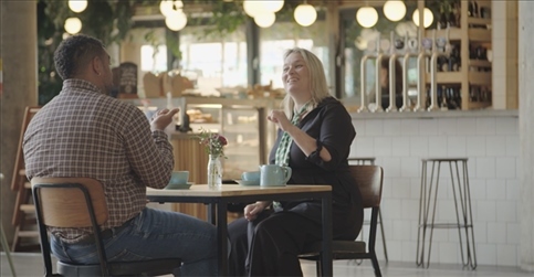 凱茜·瑪格與手語教學(xué)者交流。帕特里克·謝德-西蒙茲攝