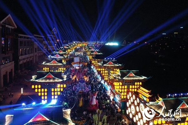 廣西南寧市良慶區(qū)的“南寧之夜”街區(qū)燈火璀璨。人民網(wǎng) 王勇攝