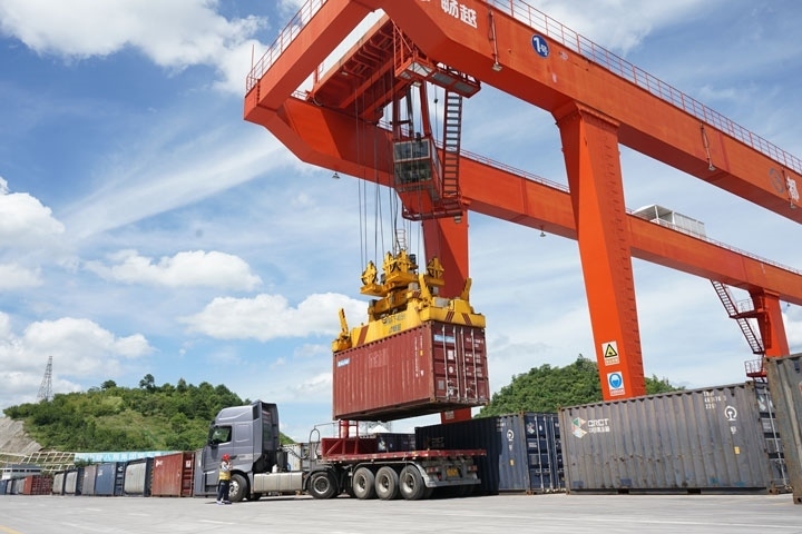 在貴陽國際陸港，正在作業(yè)的龍門吊。貴陽綜保區(qū)供圖