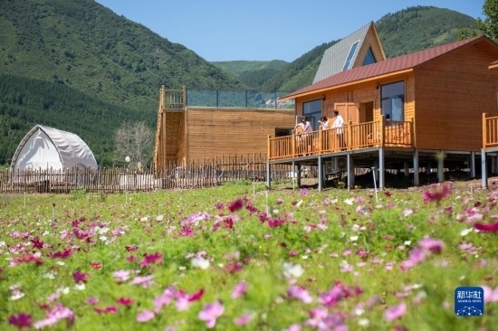 8月12日，游客在寧夏固原市涇源縣大灣鄉(xiāng)楊嶺村的民宿聊天。新華社記者 李旭倫 攝