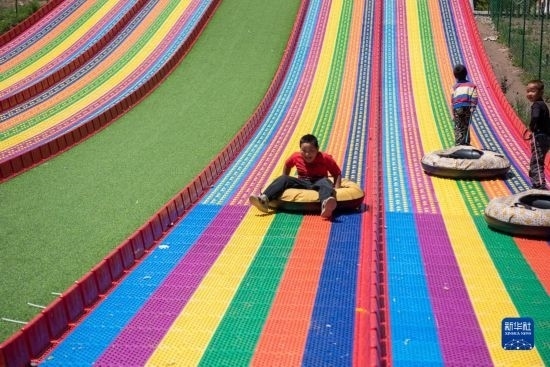 8月12日，小朋友在寧夏固原市涇源縣大灣鄉(xiāng)楊嶺村玩耍。新華社記者 李旭倫 攝