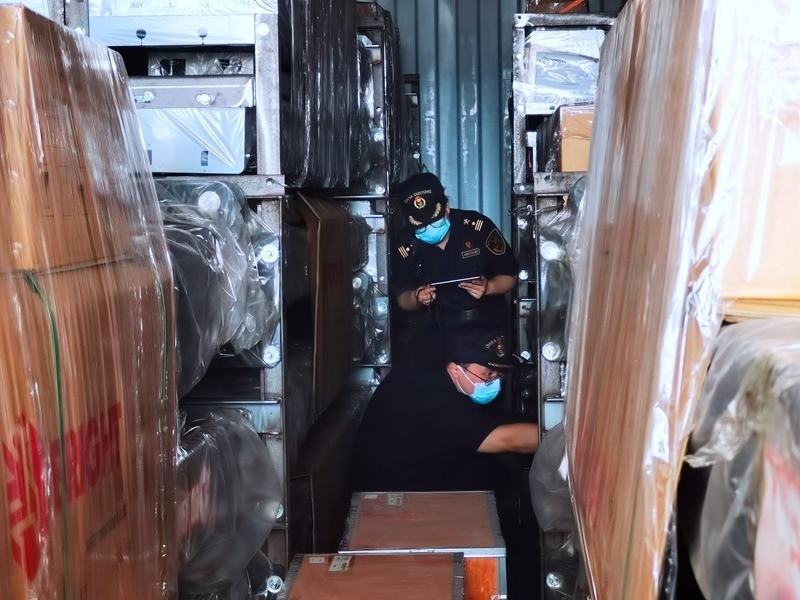 關員利用工業(yè)內(nèi)窺鏡在集裝箱內(nèi)進行查驗。人民網(wǎng)記者 栗翹楚攝