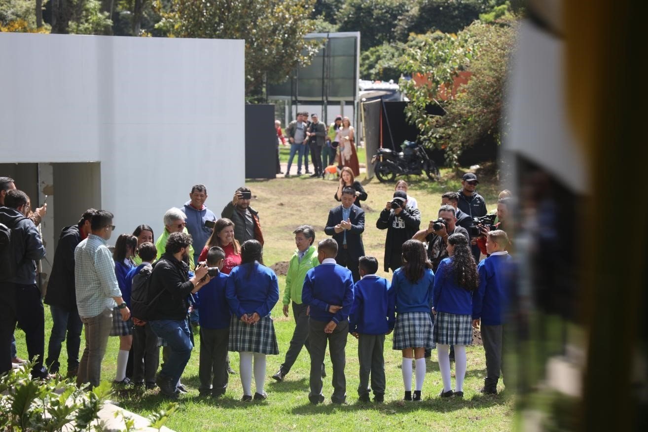 波哥大市長(zhǎng)克勞迪婭·洛佩茲與參加活動(dòng)的學(xué)生代表交流。中國(guó)港灣波哥大地鐵一號(hào)線(xiàn)項(xiàng)目供圖