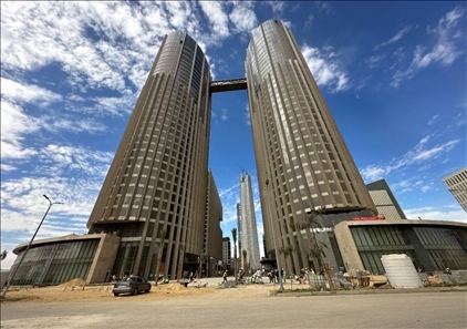 埃及新行政首都CBD項(xiàng)目P4標(biāo)段高層辦公樓。 嚴(yán)川吉雨攝