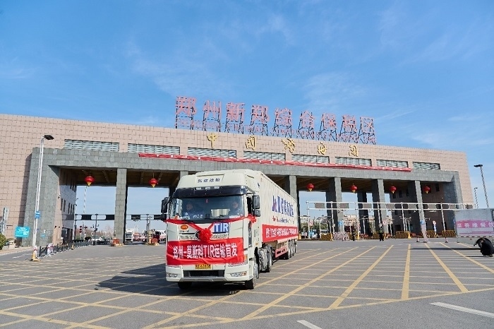 2023年2月20日，鄭州—莫斯科TIR運(yùn)輸首發(fā)車輛駛出鄭州新鄭綜合保稅區(qū)。新鄭海關(guān)供圖