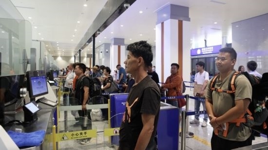 6月13日，乘坐中老鐵路國際旅客列車的旅客在磨憨邊檢大廳排隊候檢。李揚 攝