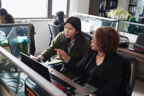 梅德哈妮（右）與中國同事討論設(shè)計方案。受訪對象供圖