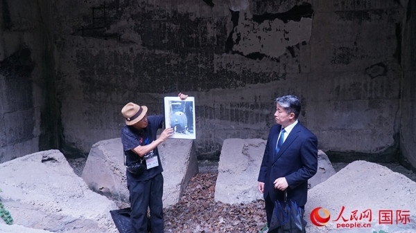 毒氣島歷史研究所事務(wù)局長山內(nèi)正之在毒氣儲(chǔ)存遺址為大家介紹日軍發(fā)動(dòng)毒氣戰(zhàn)的罪證。人民網(wǎng) 蔣曉辰攝