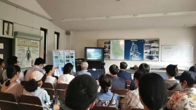 觀看日軍發(fā)動(dòng)毒氣戰(zhàn)的影像資料。中國駐大阪總領(lǐng)事館供圖