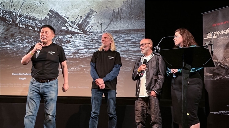 導(dǎo)演方勵(lì)以及團(tuán)隊(duì)成員分享體會。郭錦標(biāo)攝