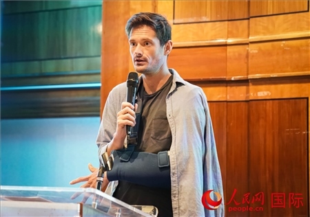 萊昂·麥卡倫分享張家界故事。人民網(wǎng) 郭錦標(biāo)攝